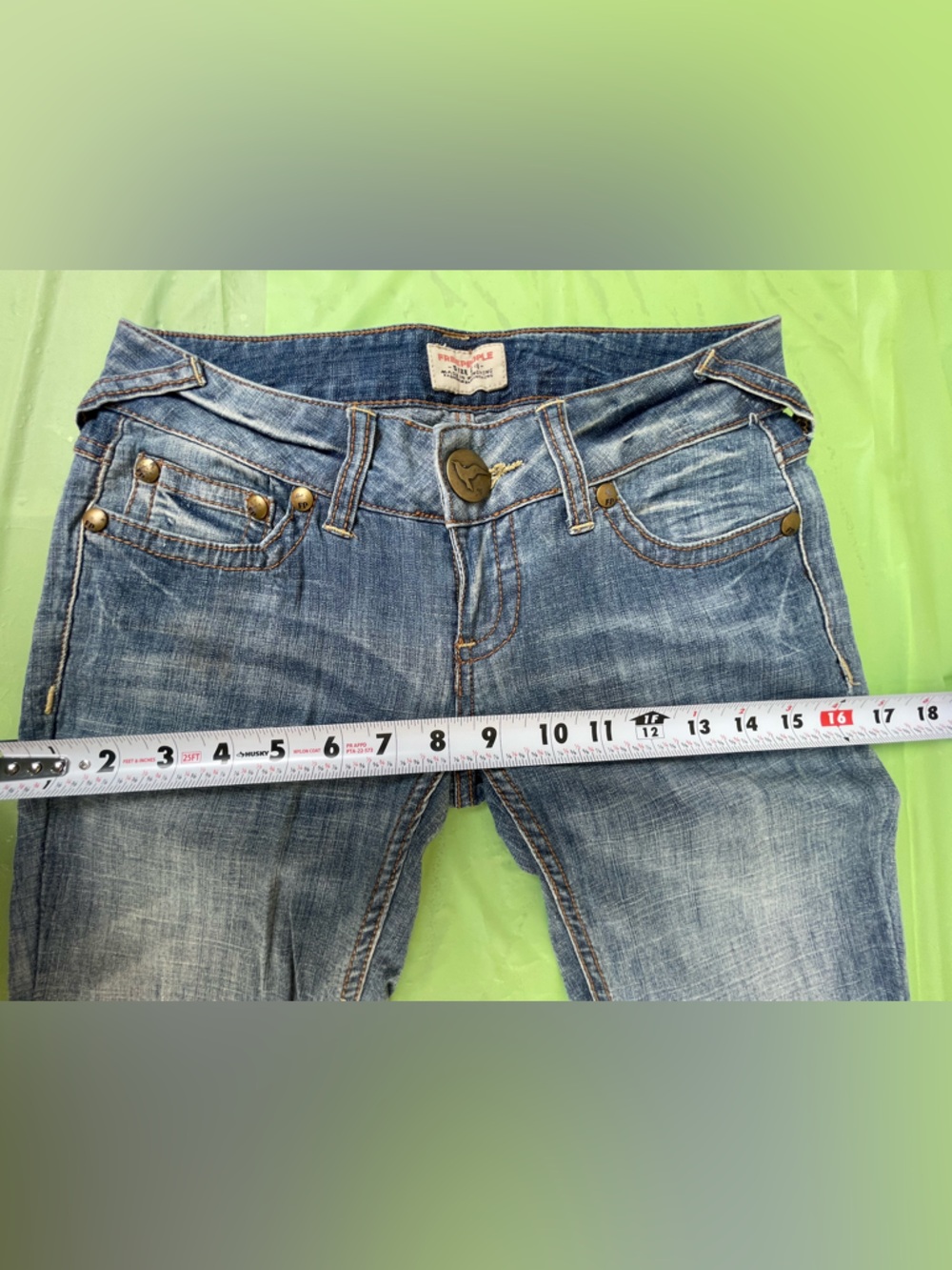 LOW RISE VINTAGE FREE PEOPLE ,BOOT LEG LIGHT WASH JEANS SIZE 24 - Picture 4 of 8